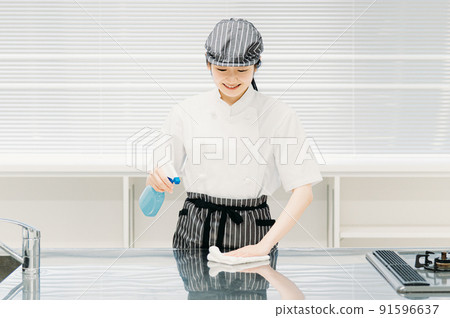 Woman cleaning the kitchen (sterilization / disinfection) Woman cleaning the kitchen (sterilization / disinfection) 91596637