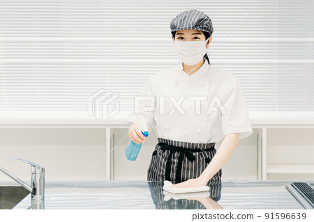 Woman cleaning the kitchen (mask / sterilization) Woman cleaning the kitchen (mask / sterilization) 91596639