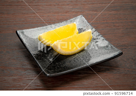 Lemon comb cut photo Lemon comb cut photo 91596714