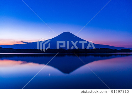 (Shizuoka Prefecture) Dawn of Mt. Fuji and Lake Tanuki Summer 91597510