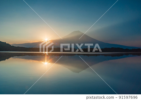(Shizuoka Prefecture) Dawn of Mt. Fuji and Lake Tanuki Summer 91597696