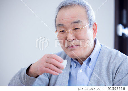 Grandpa drinking alcohol 91598336