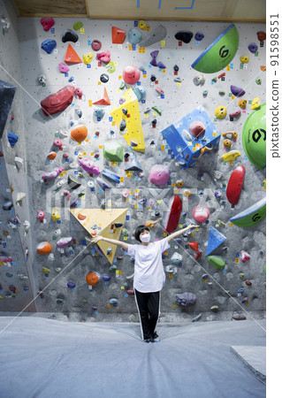 Bouldering image Elementary school girl introducing the bouldering gym 91598551