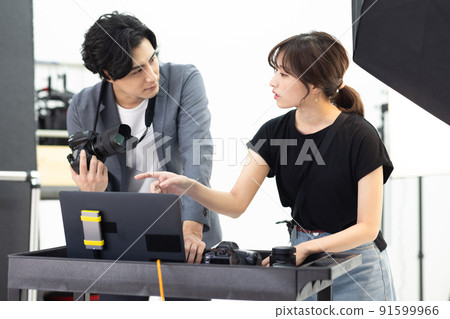 Shooting studio cameraman and assistant 91599966