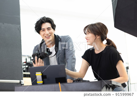 Shooting studio cameraman and assistant 91599967