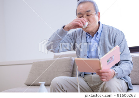 爺爺一邊喝酒一邊看著孫子的照片 91600268