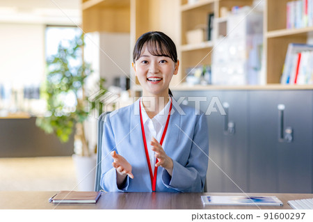 Business woman at the reception 91600297