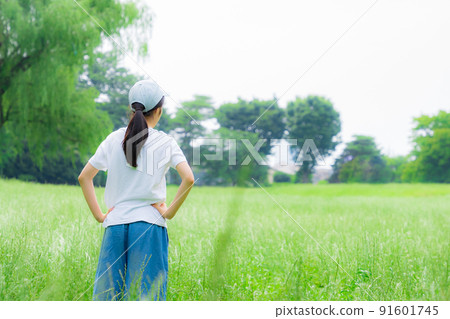 一個孩子看著草地的背影 91601745