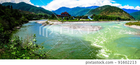 Punakha Dzong, the old capital of Bhutan, at the confluence of Pho Chu and Mo Chu rivers 91602213