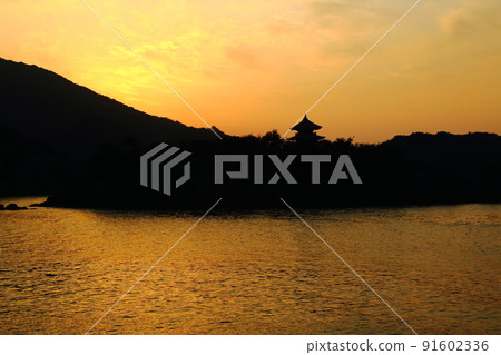 Morning view of the Seto Inland Sea seen from Tomonoura 91602336