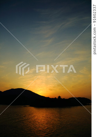 Morning view of the Seto Inland Sea seen from Tomonoura 91602337
