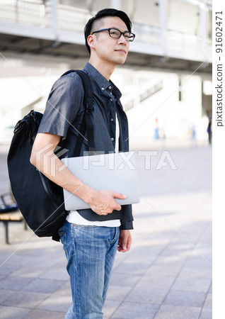 Men looking far away Casual middle Men looking far away Casual middle 91602471