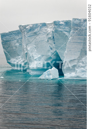 Antartica - Tabular Iceberg in Bransfield Strait Antartica - Tabular Iceberg in Bransfield Strait 91604032