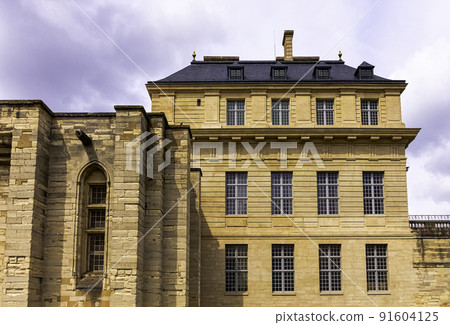 French royal fortress in the town of Vincennes French royal fortress in the town of Vincennes 91604125