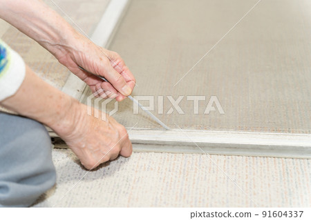 Screen door replacement work to remove the screen presser rubber 91604337