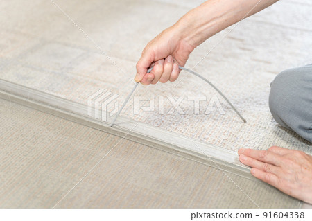 Screen door replacement work to remove the screen presser rubber 91604338