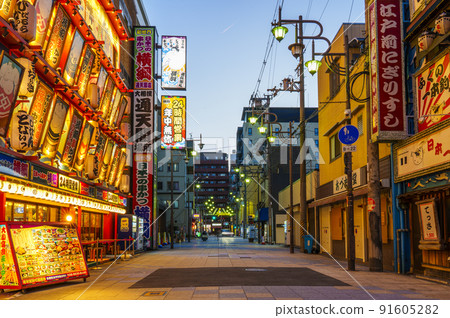 Osaka Shinsekai dusk / dusk sky 91605282