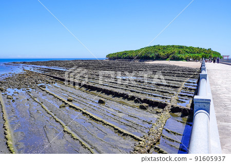Yayoi Bridge over clear Aoshima and Devil's Washboard (Miyazaki Prefecture) 91605937
