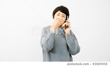 中間女人被手機內容震驚 91605938