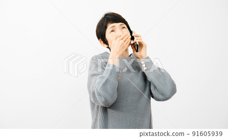 中間女人被手機內容震驚 91605939