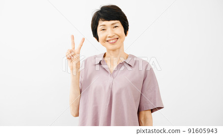 Middle woman doing a peace sign 91605943