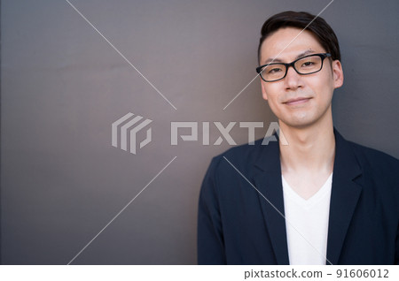 看著相機休閒的男性肖像 91606012