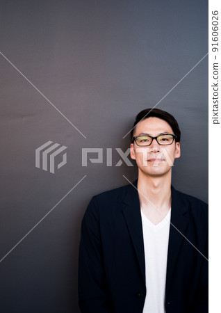 看著相機休閒的男性肖像 91606026
