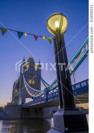 Tower Bridge in dawn twilight summer morning Tower Bridge in dawn twilight summer morning 91606831