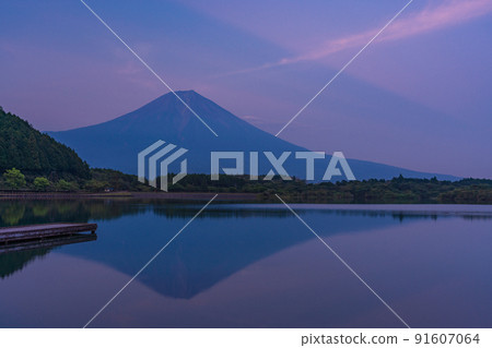 (Shizuoka Prefecture) After the rainy season, the evening view of Mt. Fuji seen from Lake Tanuki (Shizuoka Prefecture) After the rainy season, the evening view of Mt. Fuji seen from Lake Tanuki 91607064