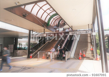 A connecting road from the north exit entrance of Funabashi Station to the station square 91607091