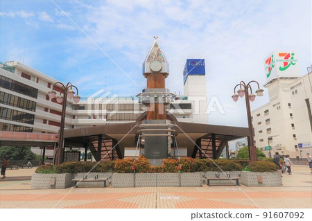 Clock tower on the north exit deck of Funabashi Station and surrounding commercial facilities 91607092
