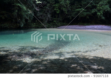 Oku Ota River, a tributary of the Yoshino River (Minofuchi, Otoyo Town, Kochi Prefecture) Oku Ota River, a tributary of the Yoshino River (Minofuchi, Otoyo Town, Kochi Prefecture) 91607118