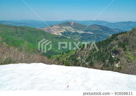 Remaining snow seen from the Mt. Hyono mountain trail, Mt. Hachibuse and the mountains of the Chugoku Mountains, Yabu City, Hyogo Prefecture Remaining snow seen from the Mt. Hyono mountain trail, Mt. Hachibuse and the mountains of the Chugoku Mountains, Yabu City, Hyogo Prefecture 91608611