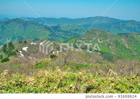從兵庫縣藪部市兵野山山頂向西看群山 從兵庫縣藪部市兵野山山頂向西看群山 91608624