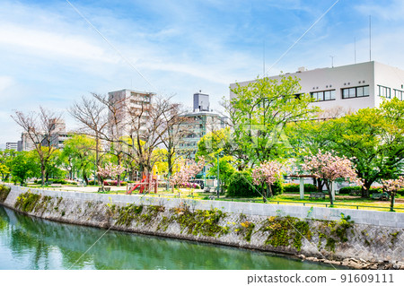 From the Hirose Bridge over the Tenma River, you can see the Tenma River Riverside Park in Nishitokaichi. To Nishitokaichimachi and Hirosecho. Hiroshima 91609111