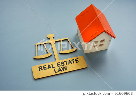 Model of the house and a sign real estate law. 91609608