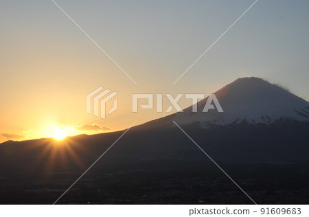 從富士山腳下升起的旭 從富士山腳下升起的旭 91609683