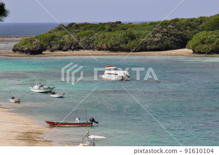 Ishigakijima Kawahira Bay and a glass boat Ishigakijima Kawahira Bay and a glass boat 91610104
