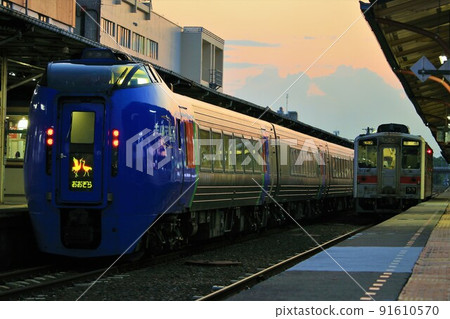 Kushiro Station at dusk Kiha 283 series "Ozora" and Kiha 54 series 91610570
