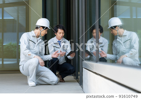 Two young male construction workers, shooting cooperation "LINK FOREST" Two young male construction workers, shooting cooperation "LINK FOREST" 91610749