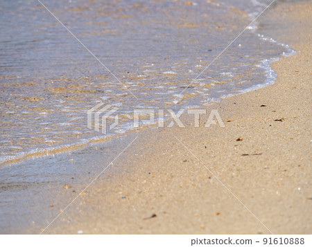 溫柔的海浪襲來的海灘。 溫柔的海浪襲來的海灘。 91610888