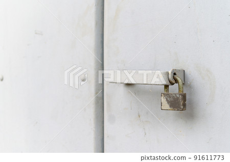 metal chain & rusty iron lock metal chain & rusty iron lock 91611773