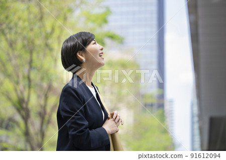 Smiling business woman 91612094