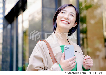 shopping woman 91612396