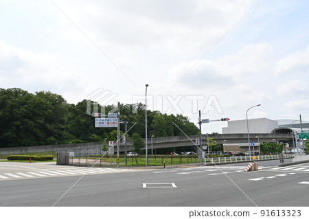 Clear and line, Obata Ryokuchi Koen station square and mode interchange 91613323