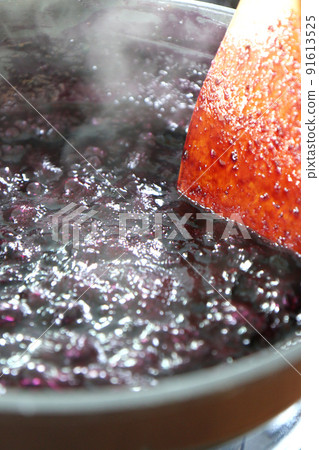 Making blueberry jam in a frying pan 91613525