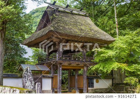 Yufuin Buddhist temple gate 91614271