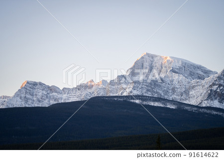 Mountain range catching first sun rays on a cold winter morning, Banff N. Park, Canada Mountain range catching first sun rays on a cold winter morning, Banff N. Park, Canada 91614622