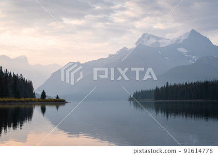 Colorful sunrise on the bank of still alpine lake with prominent mountain , Jasper NP, Canada 91614778