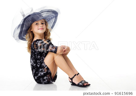Girl in a big hat 91615696
